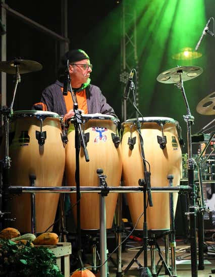 Claus Mager in action mit seinen Congas bei NBC - Pop & Soulband